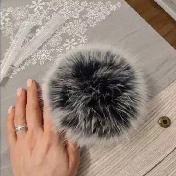 Black beanie with dark gray fur main image 4